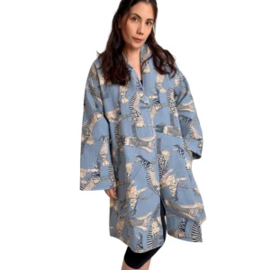 Selene Jacket. Color azul acero con gatos