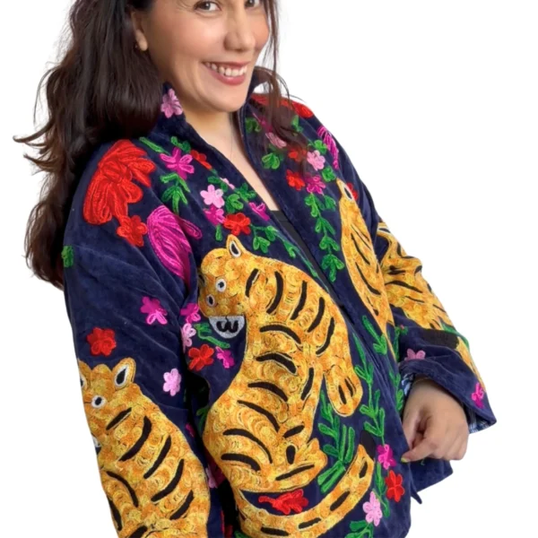 1 Lakshmi Jacket. Color azul marino con tigres de bengala