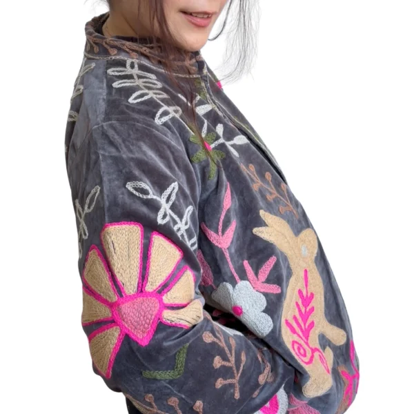 11 Lakshmi Jacket. Color gris acero con conejos