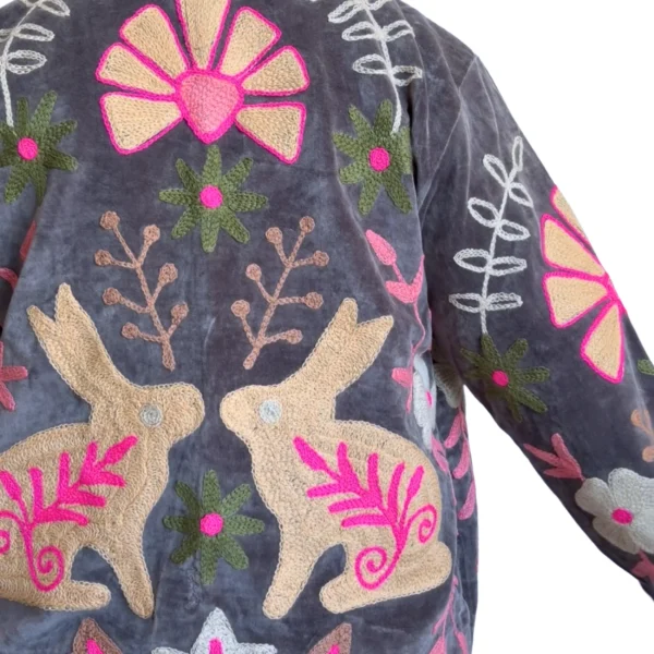 12 Lakshmi Jacket. Color gris acero con conejos