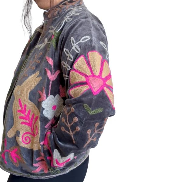 13 Lakshmi Jacket. Color gris acero con conejos