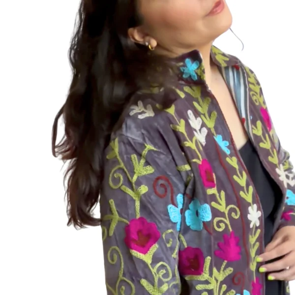 20 Lakshmi Jacket. Gris violáceo con flores