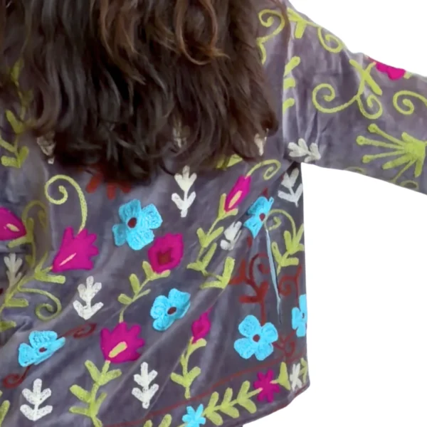 22 Lakshmi Jacket. Gris violáceo con flores