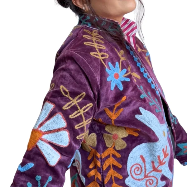 25 Lakshmi Jacket. Color berenjena con conejos
