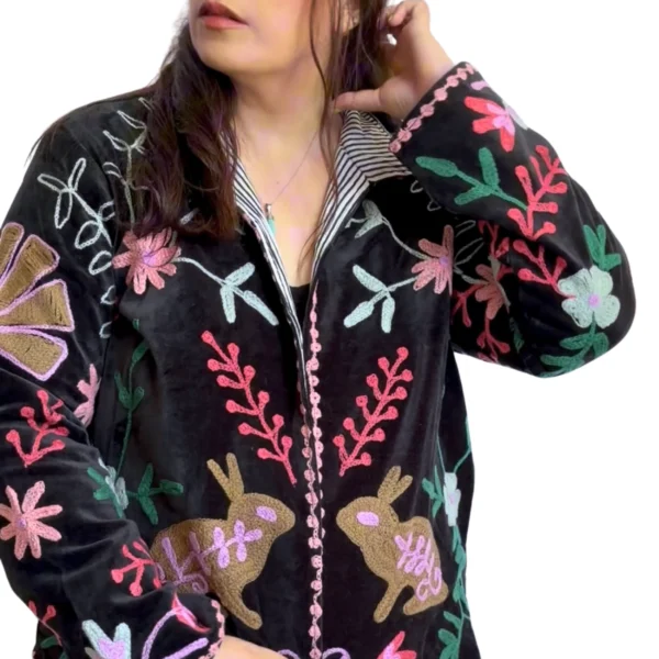 28 Lakshmi Jacket. Color negro con conejos