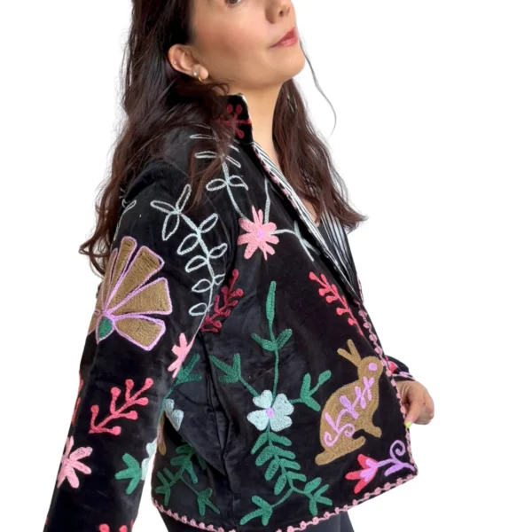 29 Lakshmi Jacket. Color negro con conejos
