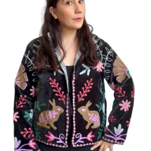 Lakshmi Jacket. Color negro con conejos
