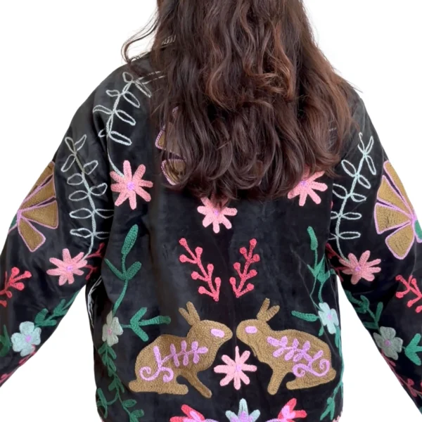 31 Lakshmi Jacket. Color negro con conejos