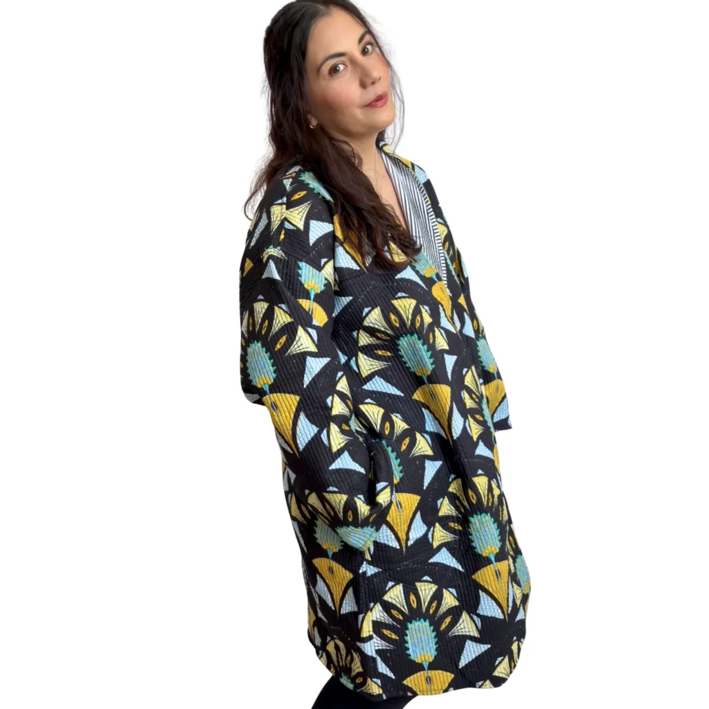 Selene Jacket. Color negro con abanicos