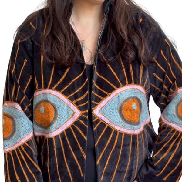 44 Lakshmi Jacket. Color negro con ojo protector
