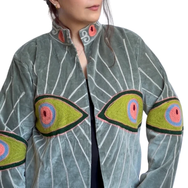 46 Lakshmi Jacket. Color sage con ojo protector