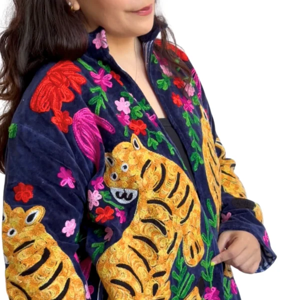 5 Lakshmi Jacket. Color azul marino con tigres de bengala