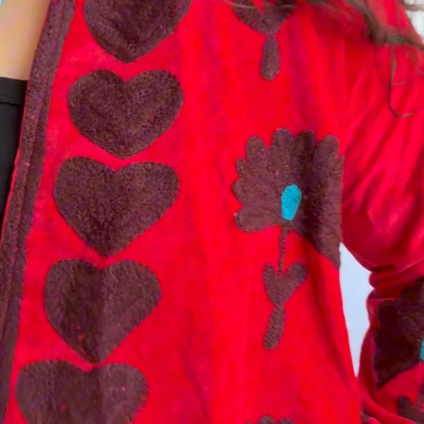 53 Lakshmi Jacket. Color rojo cereza con abanicos