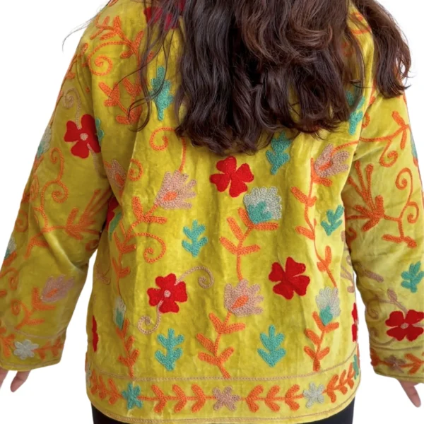 7 Lakshmi Jacket. Color mostaza con flores