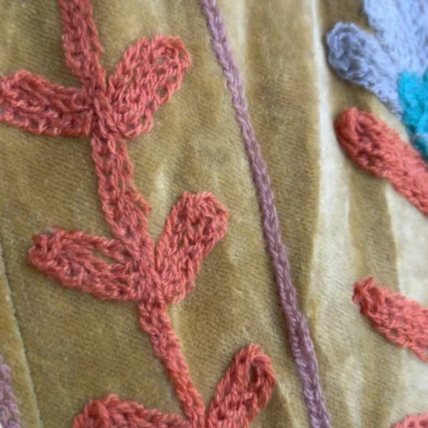 9 Lakshmi Jacket. Color mostaza con flores